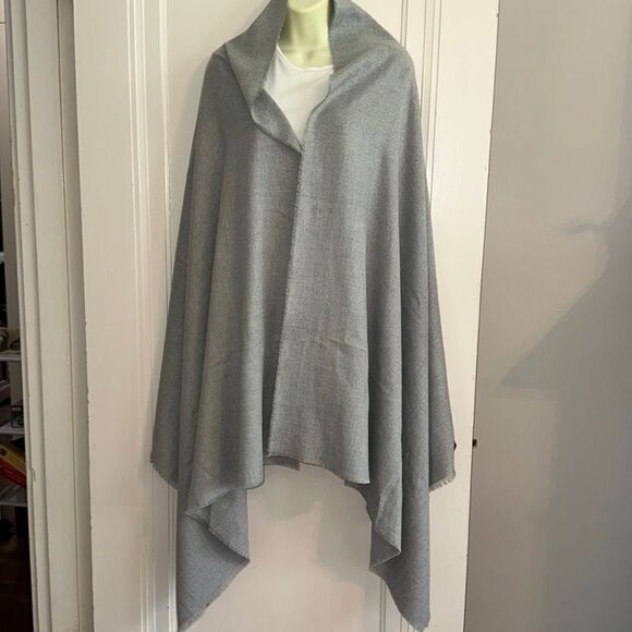 NWT Urban Outfitters gray polyester/viscose very large shawl/wrap - Picture 1 of 5